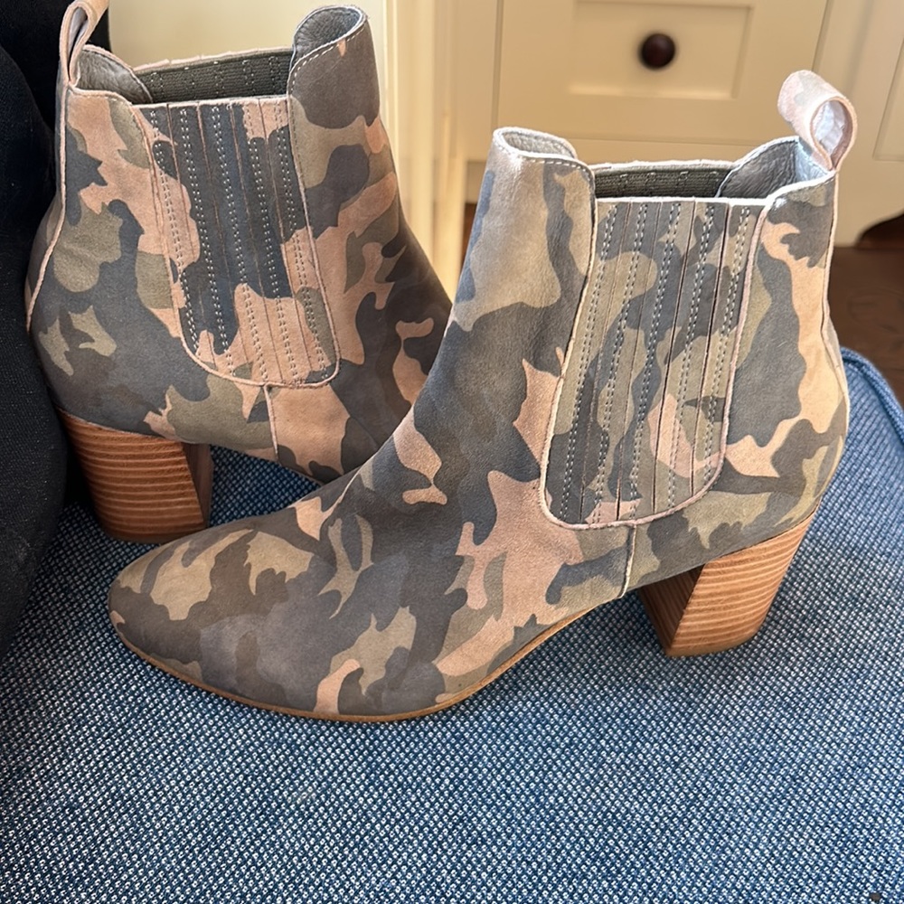 NWOT camouflage Silent D ankle boots  size 41 (10)
